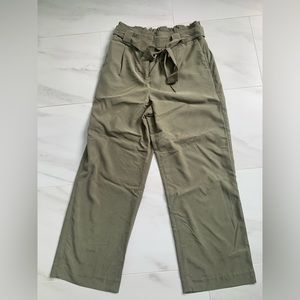 Woman’s ankle paper bag pants